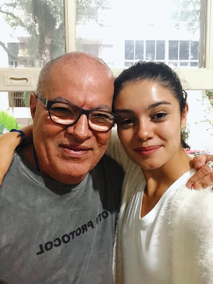 cezarmendes_'s tweet photo. Sophie é linda, uma interessante aluna, canta e atua muito bem e pelo que pude observar é uma boa mãe de uma família linda. CM https://t.co/TmzpdGLQKF