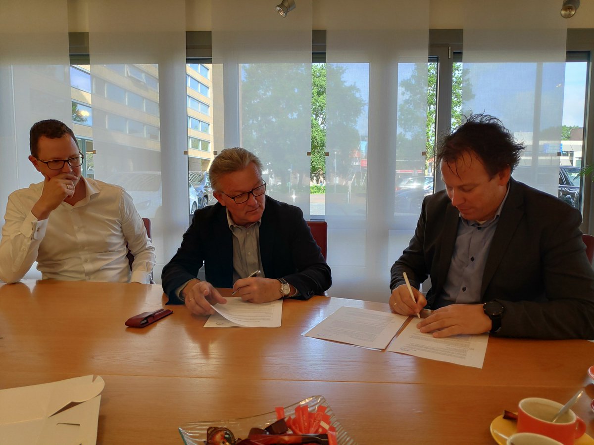 Nijhuis_Bouw's tweet photo. Vanmorgen is de aannemingsovereenkomst tussen @woonmensen en Nijhuis Apeldoorn getekend. Wij gaan een mooi project tegemoet van 52 duurzame sociale huurwoningen in Apeldoorn aan de Dovenetel. #samen #contract #Apeldoorn #Trento https://t.co/NUGvWFnOpK