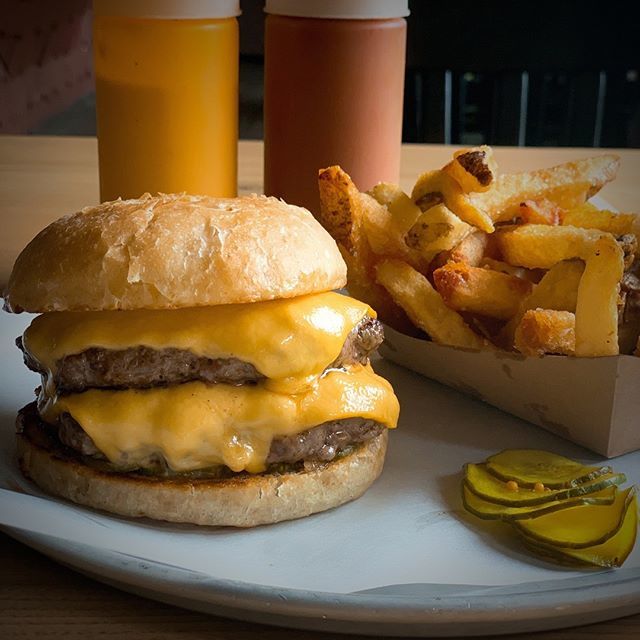 happy monday! fly in for $10 double burgers + 1 side⠀
👉doors open at 4:30 pm⠀
#bluebirdbbq #bbq #burger #doubleburger #vt #vermont #btv bit.ly/2WyyPBW