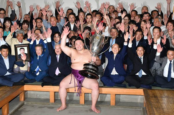 misato_59's tweet photo. 朝乃山関とバンザイ🙌
優勝おめでとうございます💓

朝乃山 朝乃山関 朝乃山優勝
高砂部屋 相撲 #sumo https://t.co/j4RdIumebD