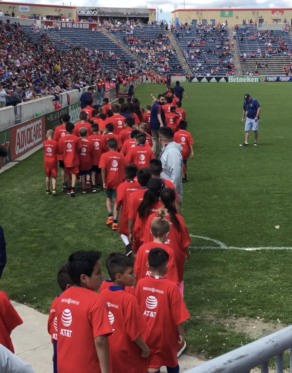 Courtney_Boots's tweet photo. This boy and his love for the game. ⚽️😍⚽️❤️⚽️ thank you  @Rvheem_ for making this little boy so happy! @ChicagoFire https://t.co/6aNMaRh0Zx