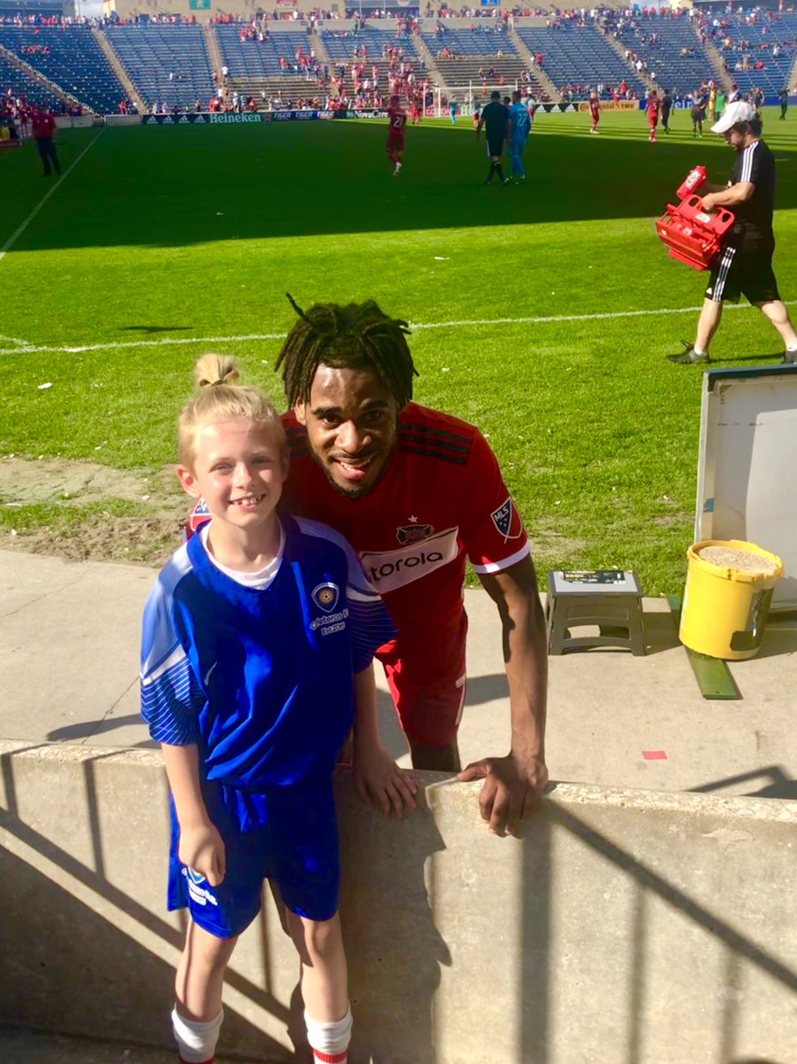 Courtney_Boots's tweet photo. This boy and his love for the game. ⚽️😍⚽️❤️⚽️ thank you  @Rvheem_ for making this little boy so happy! @ChicagoFire https://t.co/6aNMaRh0Zx