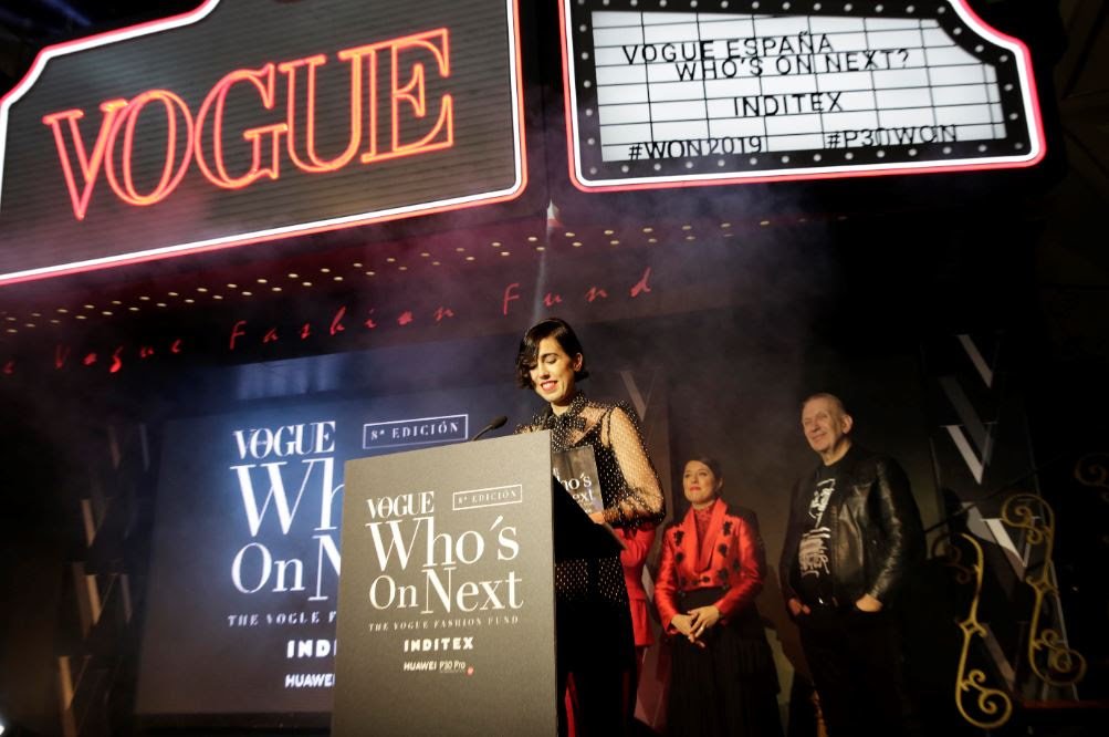munoz_rafa's tweet photo. Tiene un sueño, y ya ha conseguido un hada madrina que no es otra que la revista Vogue. La joven diseñadora Carlota Barrera gana el concurso Who´s On Next y recibe el premio de mano de gran Jean Paul Gaultier.  https://t.co/Inl8xRZufw #WON2019 @VogueSpain @JPGaultier https://t.co/iE0DQ1MFAA