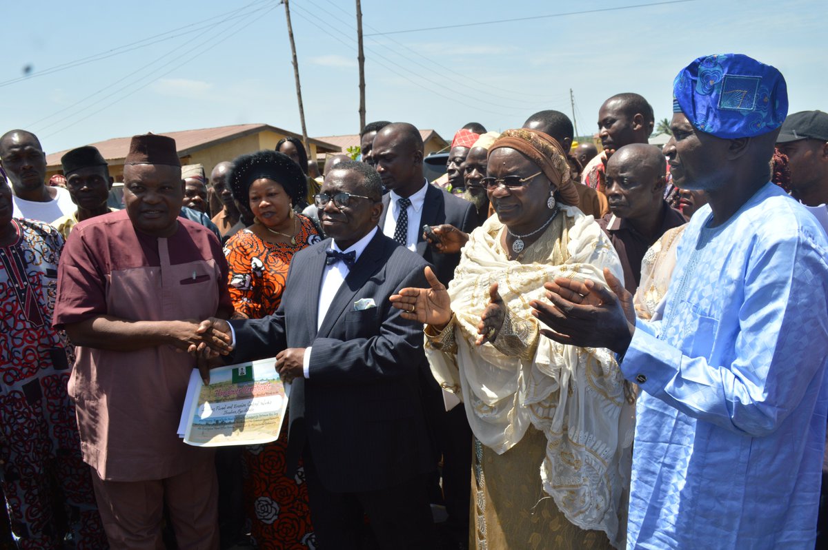 I was in Ibadan, Oyo State today to commission and hand over to the Oke Ayo Community, erosion control works on behalf of President @MBuhari. The project, an intervention from the FG through the Ecological Fund Office.