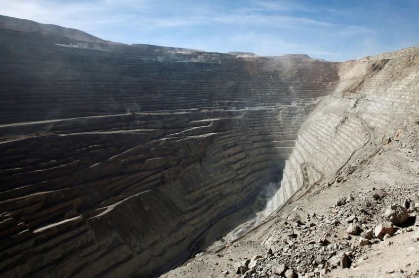 PrizeMiningCorp's tweet photo. Chile’s Codelco to face #copper-output hit, as key mines crumble.

"An internal forecast seen by a press agency had revealed that its giant Chuquicamata copper mine had been set for a 40% plunge on its output over the next couple of years."

https://t.co/osVrtoIXtb https://t.co/DNeQvZHZlW