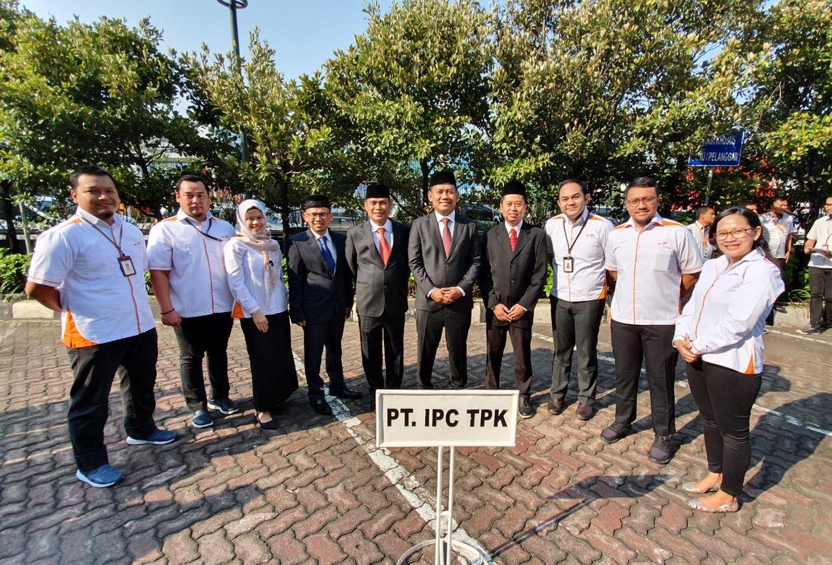ipctpk's tweet photo. Dalam rangka memperingati hari Kebangkitan Nasional, direksi dan staf #IPCTPK menghadiri upacara yang begitu hikmad di halaman kantor IPC Holding dan dihadiri perwakilan anak perusahaan IPC Grup lainnya.
'Selamat Hari Kebangkitan Nasional' https://t.co/609jU6Pcx7