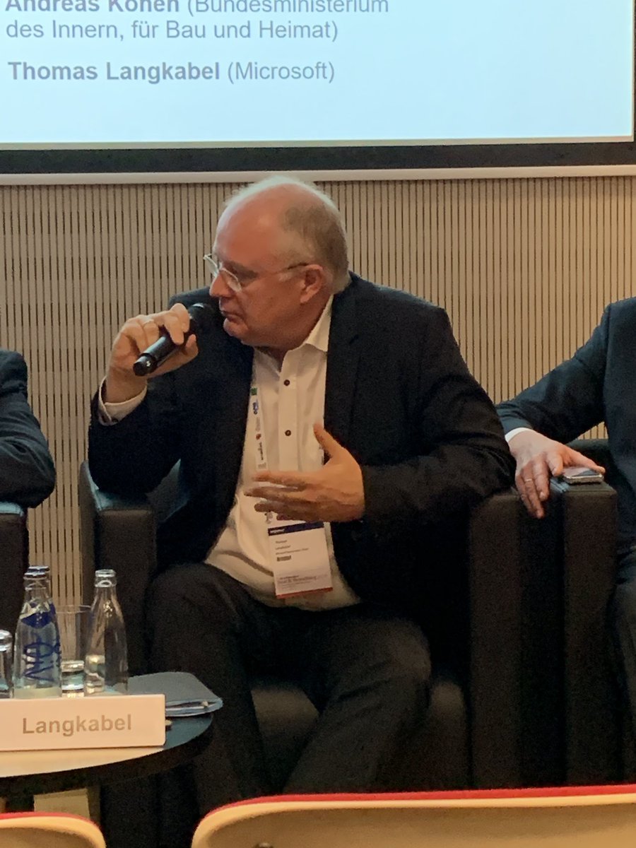 #Dataport Vorstand Dr. Bizer: Microsoft hat sein Monopol durch gute Software erarbeitet. Nicht mehr On-Premise zur Verfügung zu stellen, gefährdet  die digitale Souveränität der Verwaltung. CTO Thomas Langkabel kontert mit Hybrid-Angeboten und europ. Cloudstandorten.  #ZKSV19