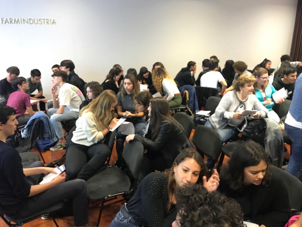 FarmindustriaTW's tweet photo. Com’è cambiato il modo di #comunicare? Come riconoscere le #fakenews? Quali sono le regole per fare un #comunicato stampa? Di questo si è parlato oggi in #Farmindustria durante il modulo dell’#alternanza scuola-lavoro sulla #comunicazione https://t.co/npScxR7WLt