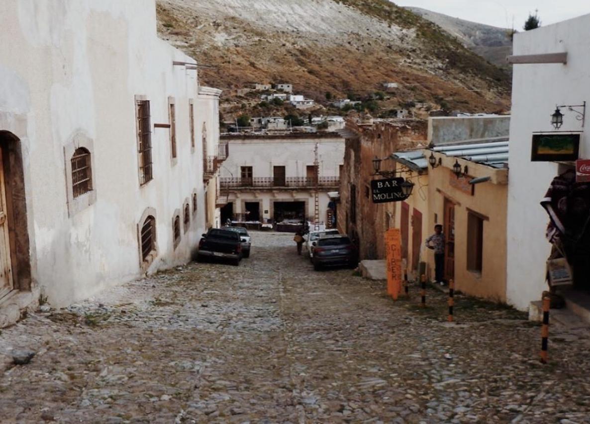 FollowMeMag's tweet photo. ¡Un pueblo mágico en medio de un semidesierto! 
En San Luis Potosí se encuentra Real de Catorce, un pueblo mágico con paisajes maravillosos en donde podrás estar en paz caminando por las calles empedradas y visitando los lugares históricos. #sanluispotosi #mexico #travel #desert https://t.co/PrYcpvf6p3