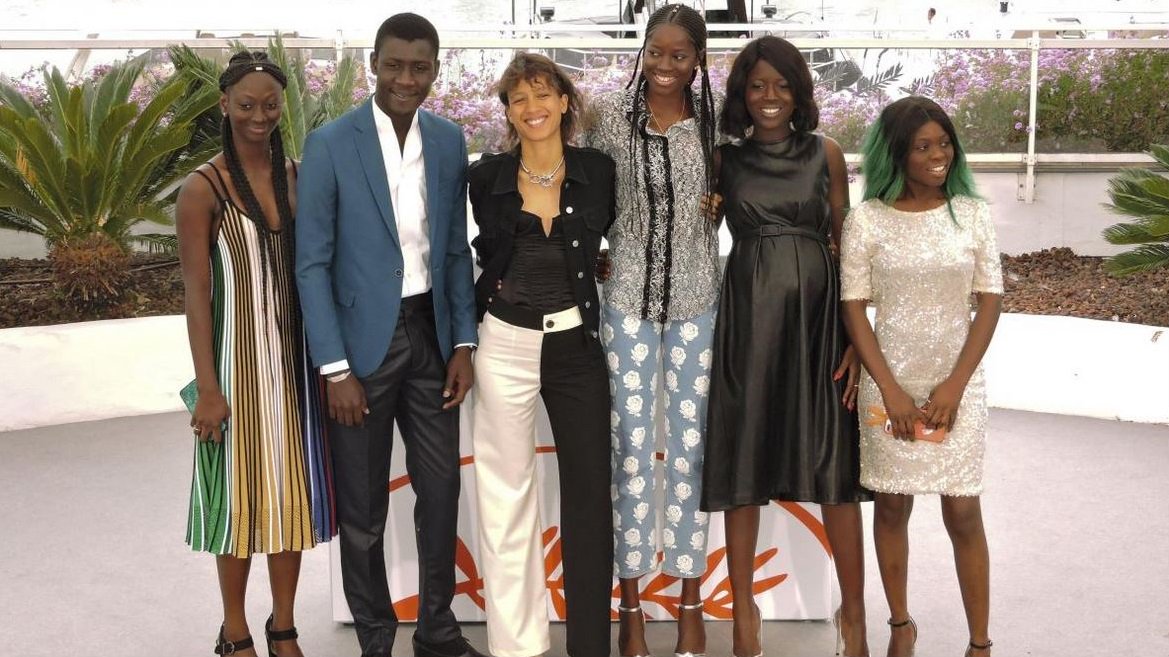 GaellePicut's tweet photo. La franco-sénégalaise Mati Diop, récompensée à Cannes pour "Atlantique", un film à la fois politique et poétique https://t.co/zvRMSv5Nxs #festivaldecannes #matidiop #atlantique #émigration #senegal #dakar https://t.co/MHSDwQiHJi