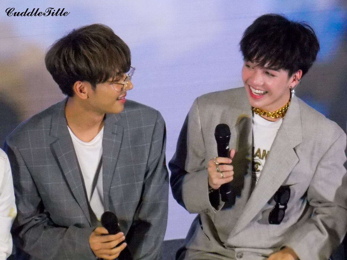 CuddleTitle's tweet image. ใครกันที่ทำให้ฉันรักใครกันที่มาอยู่ในความฝันคนที่ฉันคิดถึงอยู่ทุกวันก็ใครคนนั้นฉันเรียกว่า'พวกเธอ'💓
@titlekplee @cooheartt 
#VTIME 
#titlekrt #cooheart 
#กลจของตต #แคร์รอตของคุณกระต่าย