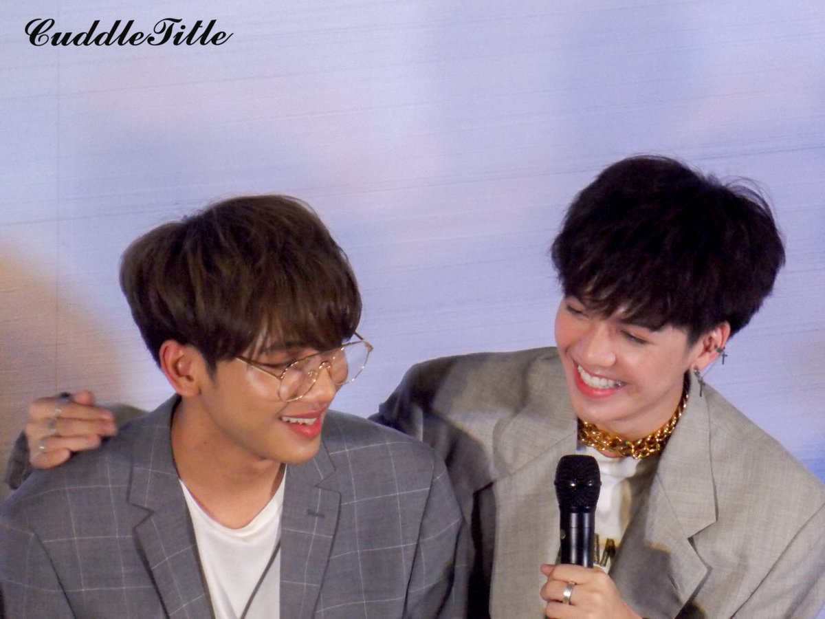 CuddleTitle's tweet image. ใครกันที่ทำให้ฉันรักใครกันที่มาอยู่ในความฝันคนที่ฉันคิดถึงอยู่ทุกวันก็ใครคนนั้นฉันเรียกว่า'พวกเธอ'💓
@titlekplee @cooheartt 
#VTIME 
#titlekrt #cooheart 
#กลจของตต #แคร์รอตของคุณกระต่าย