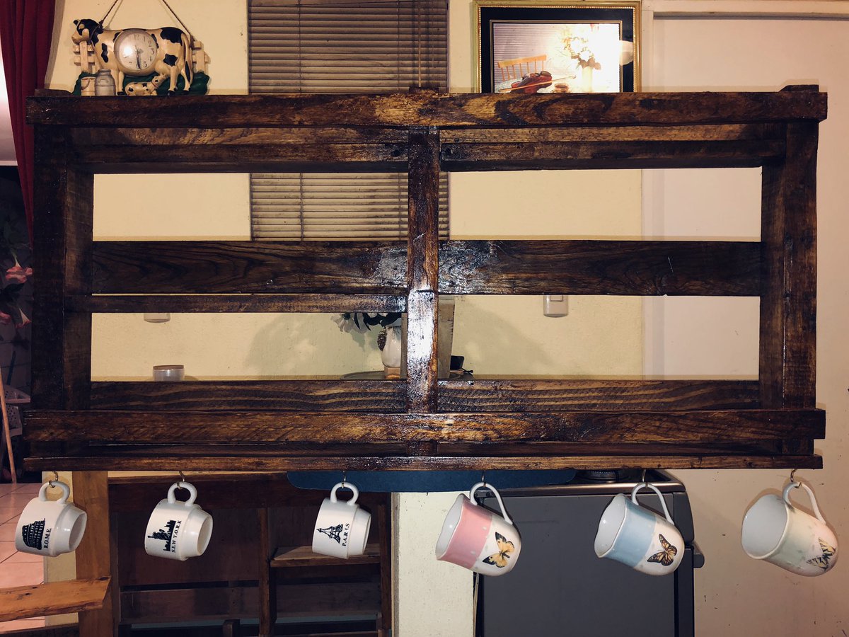 Ramirezsammy15's tweet photo. ♻️Coffe Bar Medidas: 1 metro de largo x 55 centímetros de ancho. Perfecto para un pequeño espacio para el café ☕️ #paletsfurniture #palets #palletswood #palletsigns #palete #woodideas #coffeetime #coffebar #bardepallet #todolopuedoencristoquemefortalece #diosesfiel #diosesbueno https://t.co/Wnc9BCajxA