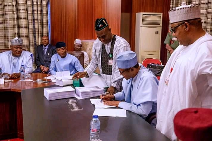 chindo_ardo's tweet photo. Finally today mark the 27th of may 2019 as president of the federal republic of Nigeria president muhammadu buhari sign the 2019 budget into law as amended by the constitution of Nigeria #PMB https://t.co/y0yHkrChBM