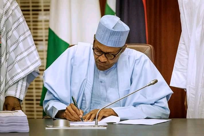 chindo_ardo's tweet photo. Finally today mark the 27th of may 2019 as president of the federal republic of Nigeria president muhammadu buhari sign the 2019 budget into law as amended by the constitution of Nigeria #PMB https://t.co/y0yHkrChBM