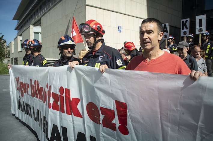 [INFORMAZIO ZABALAGOA] Gipuzkoako Aldundiak suhiltzaile lanpostura itzultzeko eskubidea ukatu zion Iñaki Igerategiri. Orain, epaile batek ebatzi du langileak bere postura itzuli beharko lukeela. EAJren erabakia «politikoa» izan zela salatu du LABek naiz.eus/eu/actualidad/…