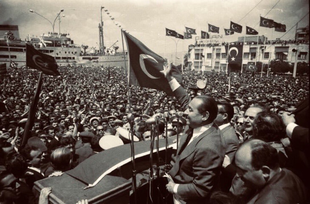 ihsanhocaresmi's tweet photo. Ya Rabbi! Ezan-ı Muhammediyye'yi aslına döndürdüğünden dolayı idam edilen Adnan Menderes'in taksirâtını affeyle!
Mahşerde onu huzuruna Allah-u Ekber uğrunda can veren bir şehid olarak kabul buyur! 
Katili olan zihniyete bu topraklarda bir daha imkan da, iktidar da verme Allahım! https://t.co/cTOZGUDpWu