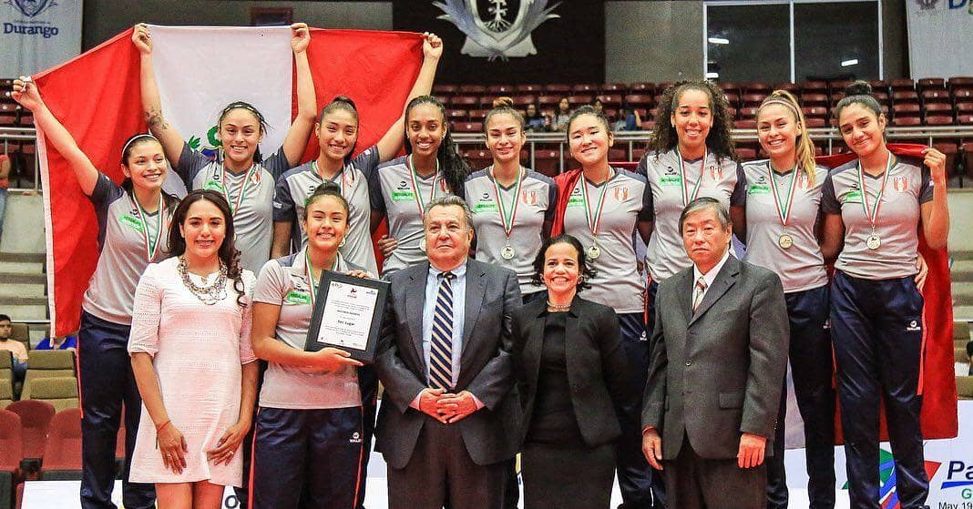FPVPE's tweet image. 🥇 ORO PARA PERÚ | 📷 Imágenes de la premiación del primer lugar obtenidas por las dirigidas de Natalia Málaga y su comando técnico. #Felicidades 🇵🇪🤩💪

#CopaPanamericanaU18 #PerúCampeón