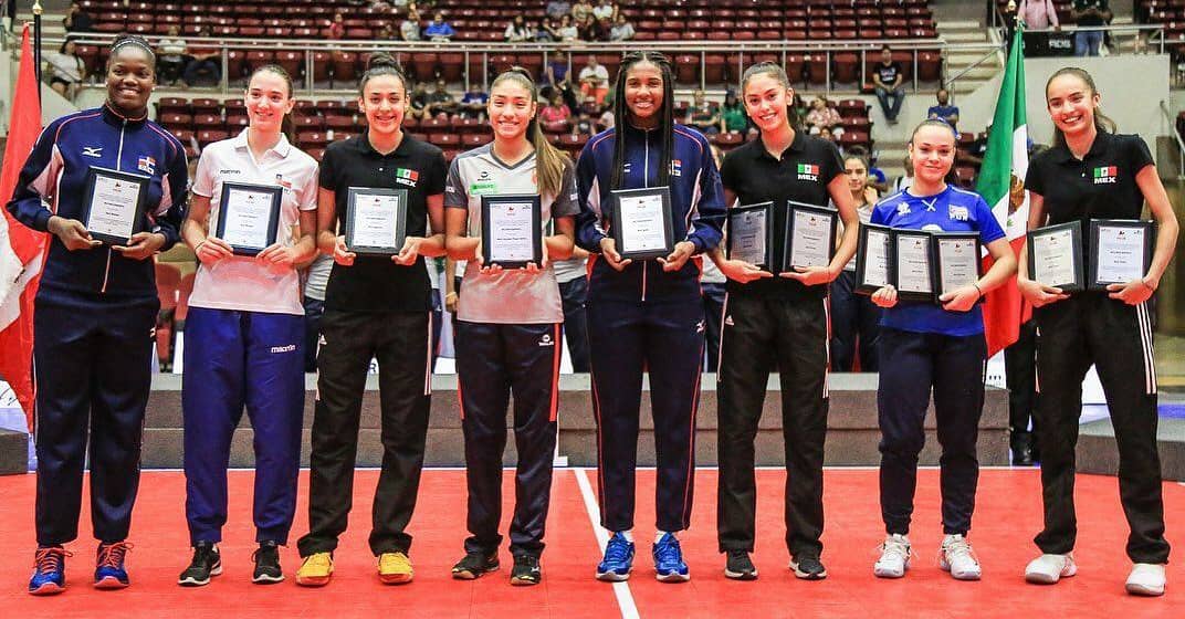 FPVPE's tweet image. 🥇 ORO PARA PERÚ | 📷 Imágenes de la premiación del primer lugar obtenidas por las dirigidas de Natalia Málaga y su comando técnico. #Felicidades 🇵🇪🤩💪

#CopaPanamericanaU18 #PerúCampeón