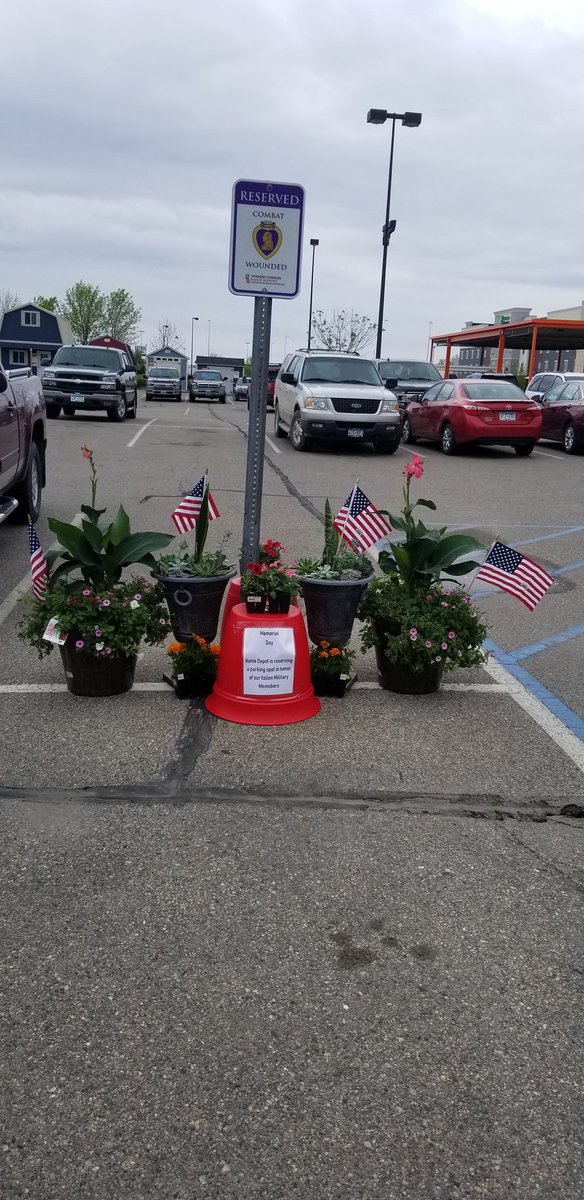 AprilBoxerLover's tweet photo. Memorial Day at Home Depot
#thd3701 #homedepot #MemorialDay @gideonmkerr @beckybsyvertsen @Dave_M_Busch @DepotHawkins https://t.co/q7oHvvdkqF