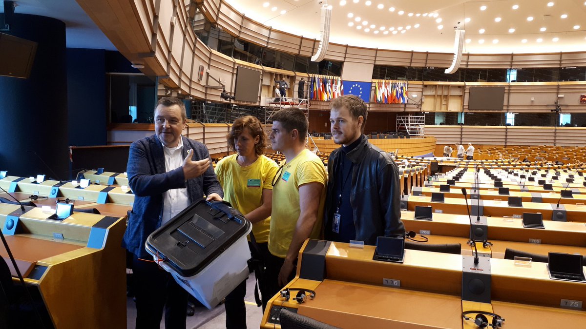d_rusc's tweet photo. 🐝💛Bona tarda amorets 🌻
EIXAM🐝🐝 HEM VOTAT I HA GUANYAT LA INDEPENDÈNCIA 🙌
A EUROPA ELS NOSTRES VOTS NO S'ENGARXOLEN 👊
El NOSTRE CLAM PER LA LLIBERTAT, LA REPÚBLICA I LA INDEPENDÈNCIA, ARA AL PARLAMENT EUROPEU 🙌🙌
#Victoriaindepe
L'URNA CAT, LA PRIMERA AL PE 👊 https://t.co/8WE1tBQQmZ