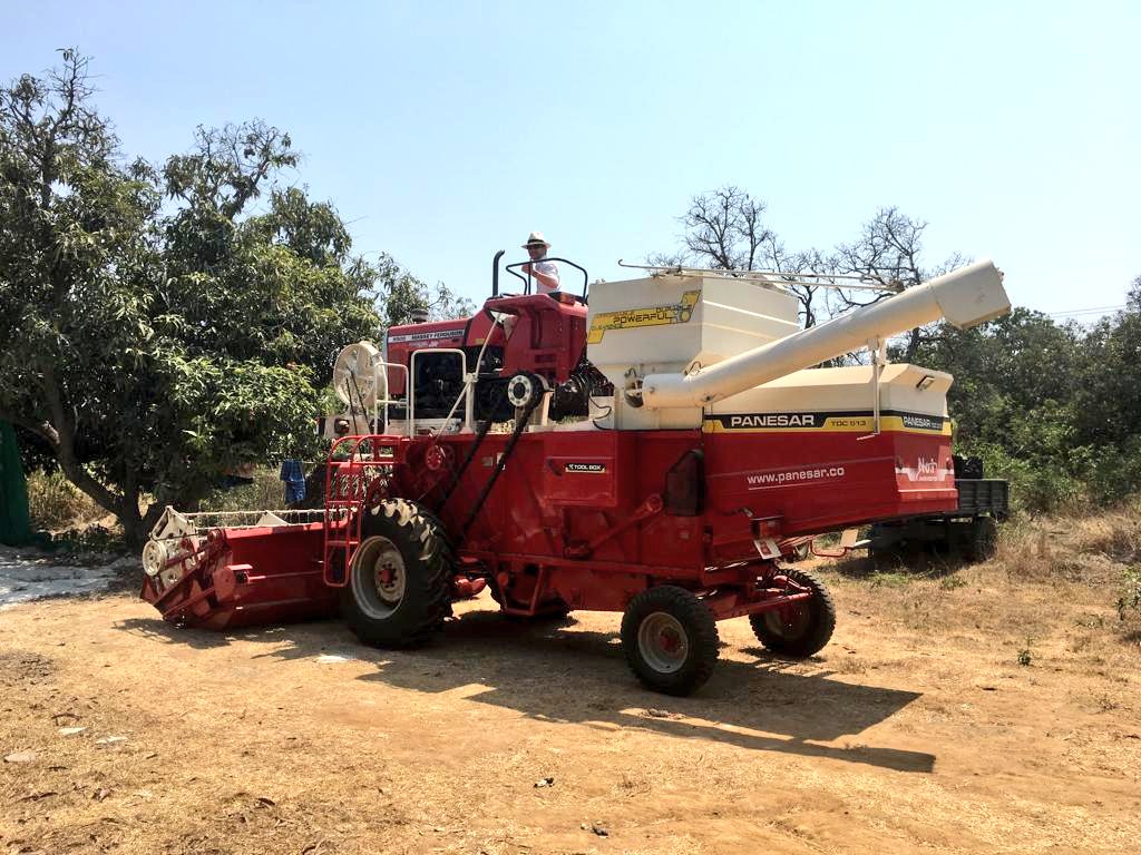 So one for the #combine fans who commented on me driving the new <a href="/FreeHectare/">HandsFreeHectare & Farm</a> #claas tiger last week. This Indian beauty could be the next import?! #spotTHEguard  #NoTweed #Linin #SummerTweed #PanamaHat #CombineCollector