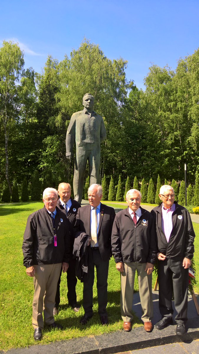 FranceEnRussie's tweet photo. Le 20 mai 2019, hommage rendu au premier #cosmonaute français🇫🇷, Jean-Loup Chrétien, à la Cité des étoiles de Moscou 🇷🇺 en présence de ses camarades de promotion de l’Ecole de l’air dans le cadre du 60e anniversaire de leur admission (1959). https://t.co/QgBVSpaskn