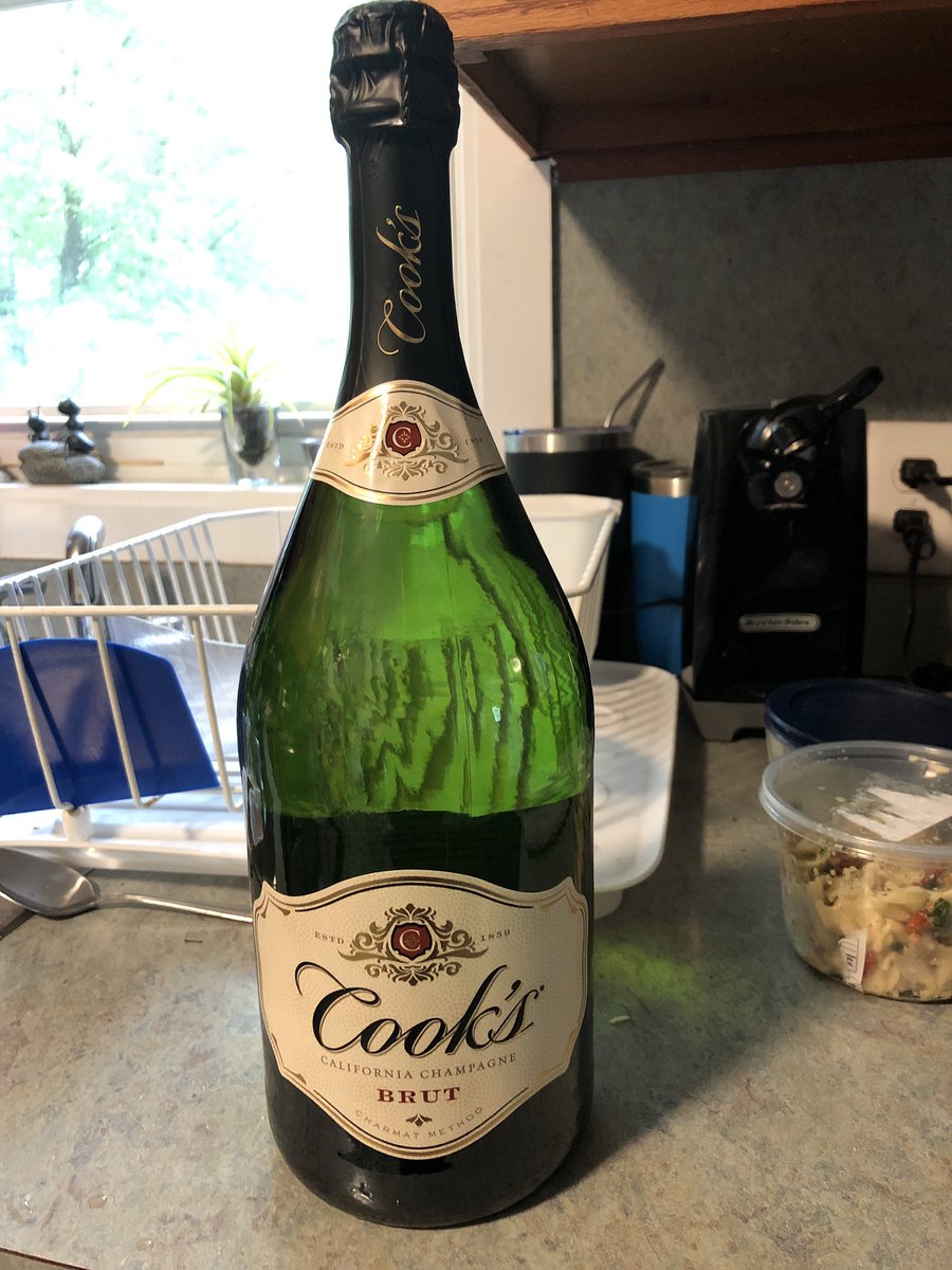 LesterM09's tweet photo. Mimosas and @BellsBrewery #pooltimeale for #MemorialDay2019 ... thank you to everyone who made the ultimate sacrifice for us! https://t.co/ILEZFTpANd