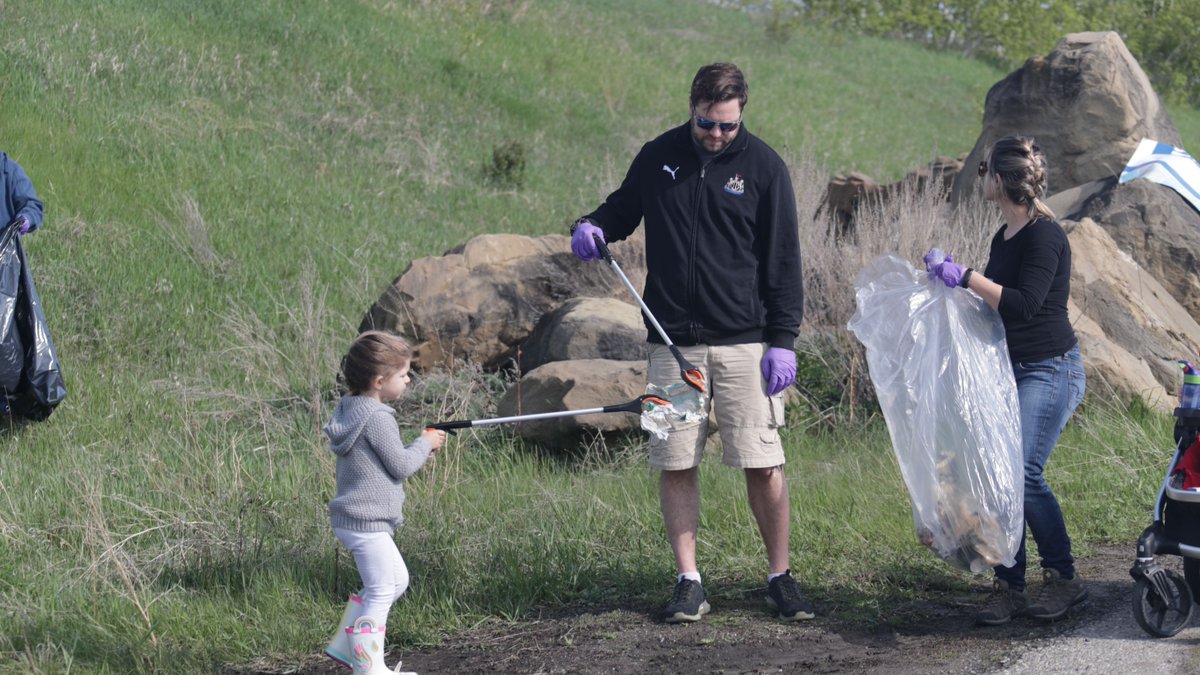 ISLengineering's tweet photo. On Sunday May 24, #ISLCalgary participated in the Annual Pathway and River Cleanup. Over 20 ISLers (and family and friends) participated and cleaned garbage from #YYC green spaces, parks, pathways and river banks. #ISLlife #Sustainability https://t.co/bVhGfv9euo