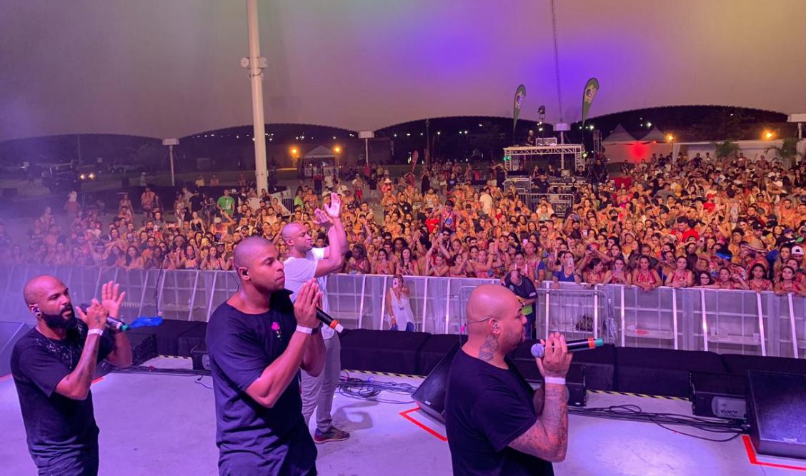 thiaguinhocomth's tweet photo. Passou um filme na cabeça... 🙌🏾 Tô feliz demais pela oportunidade de fazer um show tão incrível em Miami/EUA e, junto com a #BandaDoPoder, colocar essa galera pra cair no #pagode 😜 Obrigado, #MiamiFest 🇺🇸

Como é bom viver de música 🎵 #ObrigadoMeuDeus #DomingandoNosStates https://t.co/Eqm6v9Kwg6