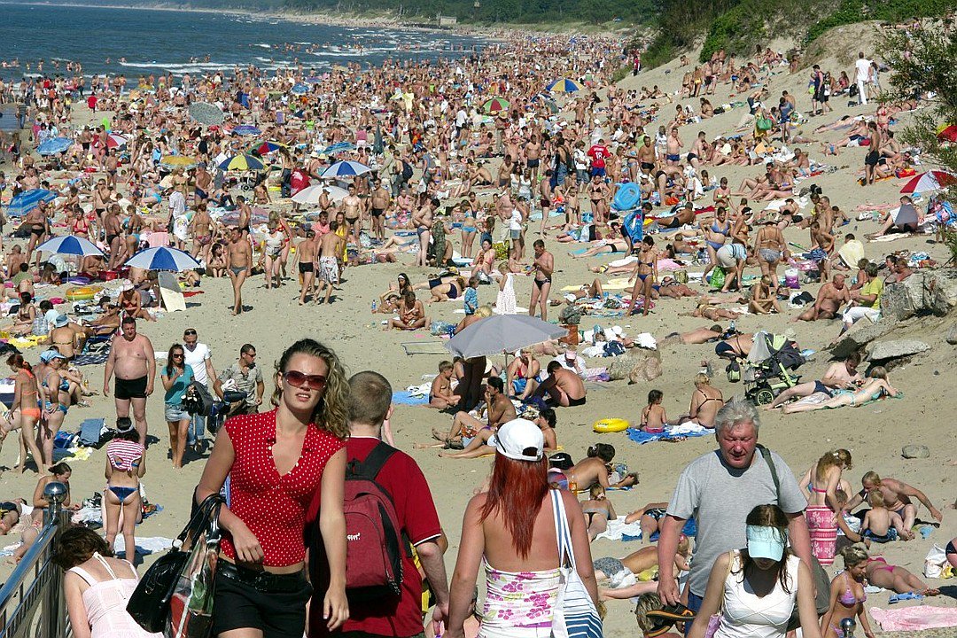 Температура воды в балтийском море зеленоградск. Много людей на пляже. Светлогорск пляж летом. Калининград летом пляж.