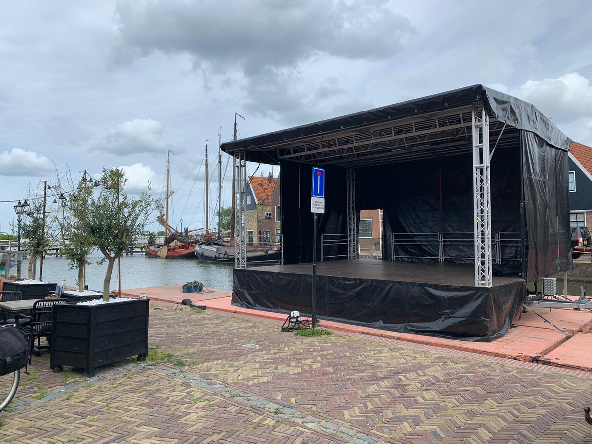 Podium staat gereed voor  Koperen Vis LIVE #Monnickendam
Veel plezier!
<a href="/dekoperenvis/">de Koperen Vis</a>