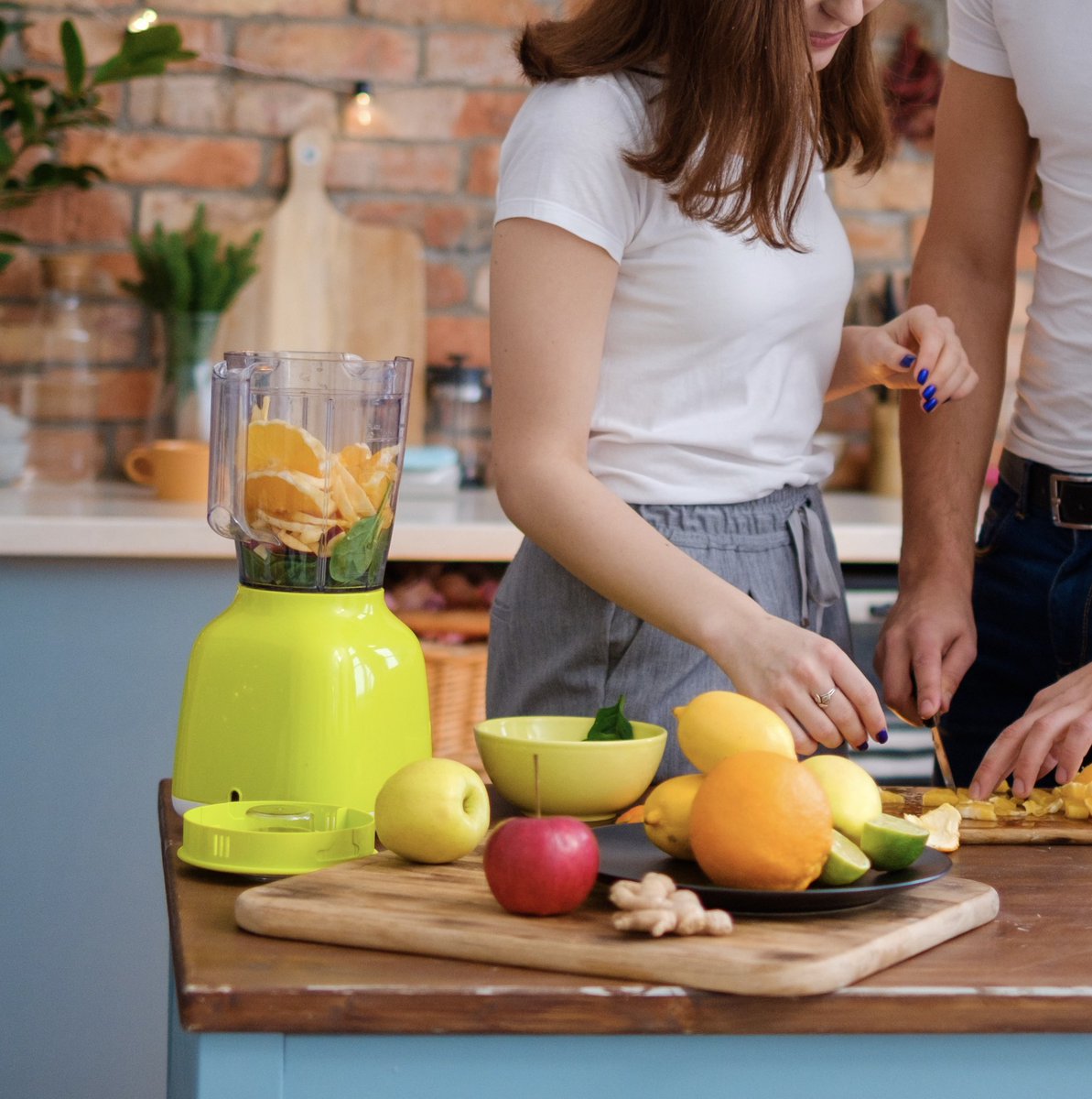 La verdad es que no era muy fan de los batidos hasta quedecidí vivir en un depa compartido. Mis roomies siempre desayunan un batido y ahora yo también lo hago. Es divertido probar diferentes cosas, es saludable y muy rápido de preparar. ⏰ #BeFlatFit #VivamosJuntos