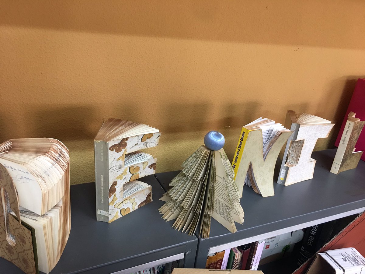 BECREAGR's tweet photo. Así de bonita luce la #bibliotecaescolar del #CEIPGenil. Es un placer dar una charla a un claustro en un entorno tan apetecible. https://t.co/Si8rhs17eQ