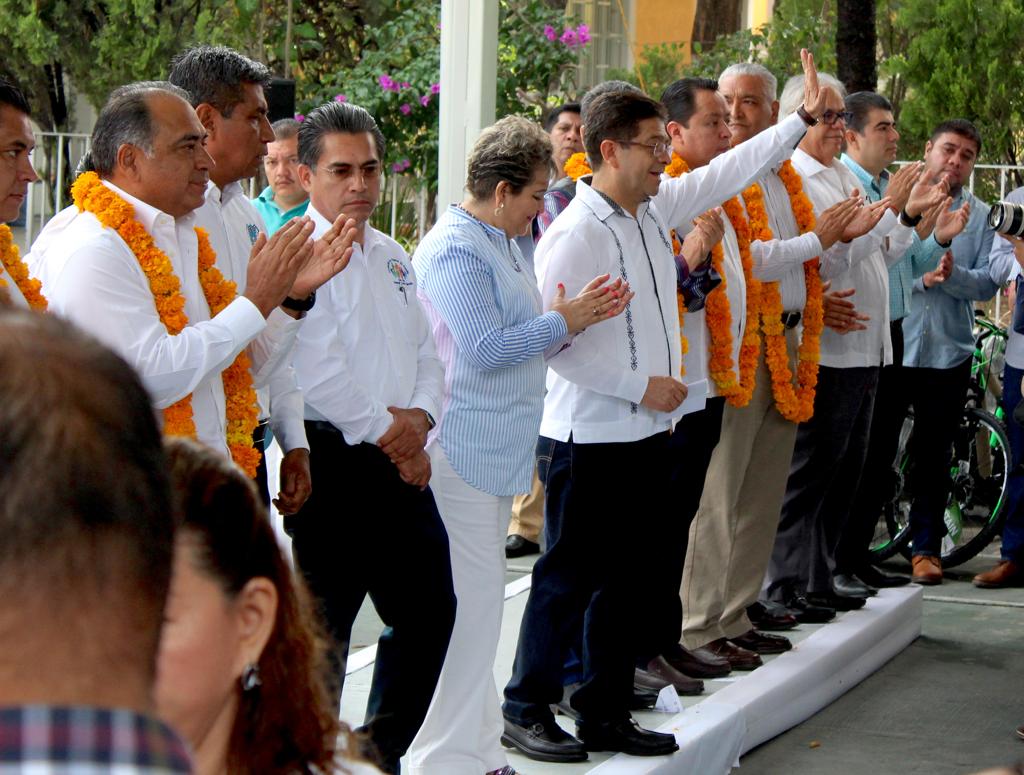 EducGuerrero's tweet photo. 📣#Entérate| Hoy  @HectorAstudillo, acompañado de @ArturoSalgadoU, inauguró el edificio "H" y rehabilitación del edificio "A" de la secundaria "Raymundo Abarca Alarcón", de Chilpancingo. 🏫

También se dió inicio a la Colecta Escolar de la @CruzRoja_MX 🚑.

¡Únete! ⛑️❤️ https://t.co/SVqrQimG7Z