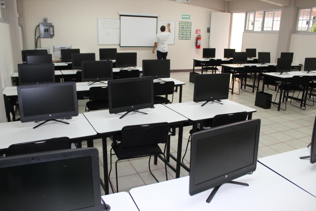 EducGuerrero's tweet photo. 📣#Entérate| Hoy  @HectorAstudillo, acompañado de @ArturoSalgadoU, inauguró el edificio "H" y rehabilitación del edificio "A" de la secundaria "Raymundo Abarca Alarcón", de Chilpancingo. 🏫

También se dió inicio a la Colecta Escolar de la @CruzRoja_MX 🚑.

¡Únete! ⛑️❤️ https://t.co/SVqrQimG7Z