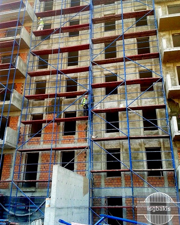 isgbakis's tweet photo. 94-Dış cephe iş iskelesinin iskele yüksekliği 13.5 metreyi geçtiği durumlarda tamamı çelik ve alüminyum alaşım bileşiklerinden oluşmalıdır. #isg #işgüvenligiuzmanı #işgüvenliği #inşaat #pazartesi #isgbakis #hse https://t.co/WFk1z7pPcT