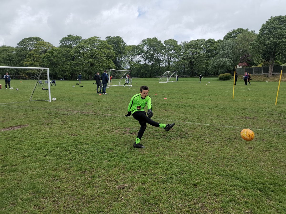 SafeHandsGK1's tweet photo. Well done to all the under 11s on today's goalkeeper wars Chloe beating Harry in the final. Get in touch with the gloves you want on order. 

@TheOneGloveCo

We'll get these gloves to you ASAP.

Any under 11s looking for extra training
@manorAstro
Sundays 1-2
First session free! https://t.co/dzKVlmQ1CL