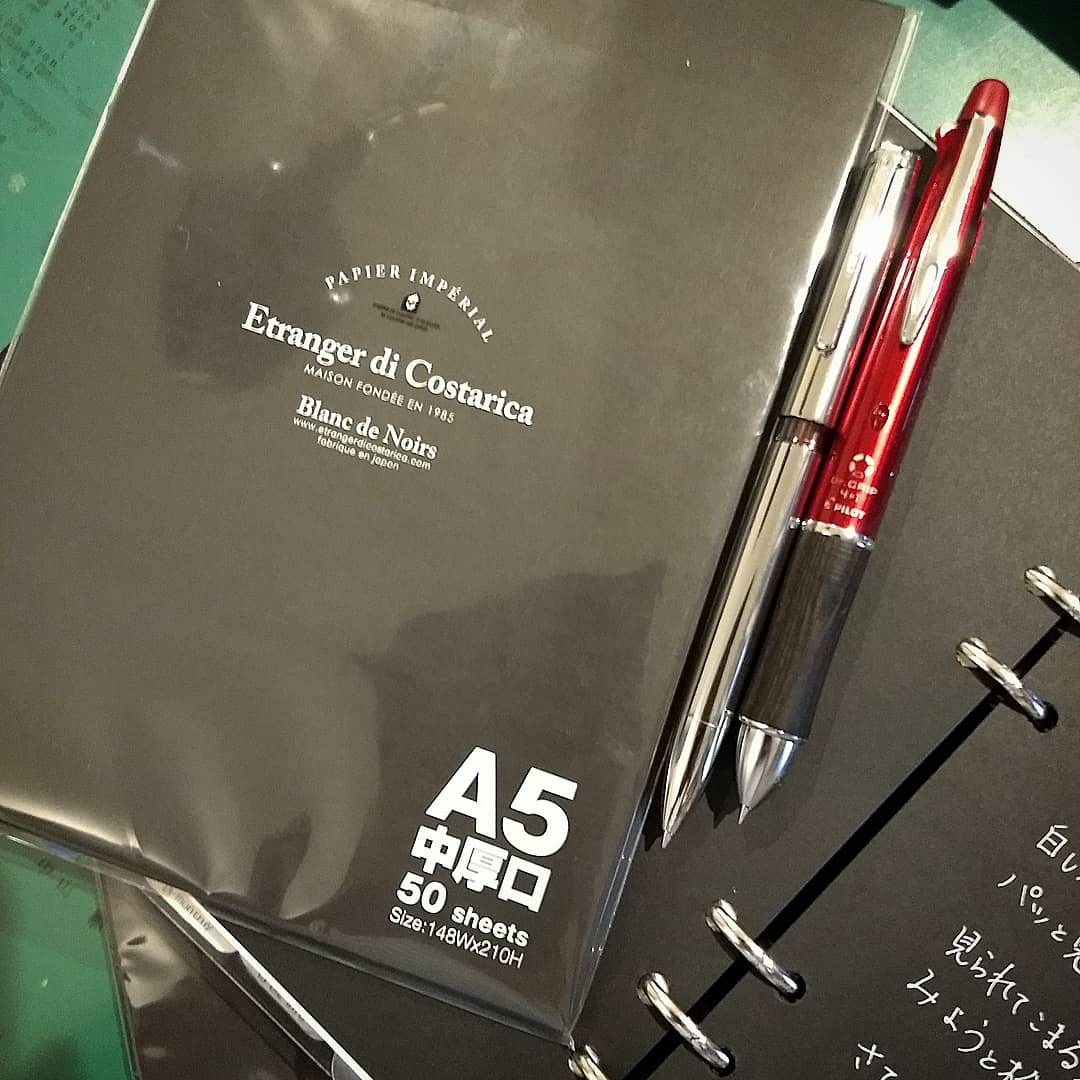 gliga_bass's tweet photo. 仕事用のシステム手帳に黒い上質紙を挟み込むのは、我ながらいかがなものかとも思うが、まぁいいや。
#手帳術 #手帳好き #手帳好きさんと繋がりたい
#システム手帳 #filofax #filofaxoriginal
#etrangerdicostarica #上質紙 #中厚口
#parkerpen #sonnet #多色ペン
#drgrip #juiceup04 https://t.co/L3E4U2cLIs