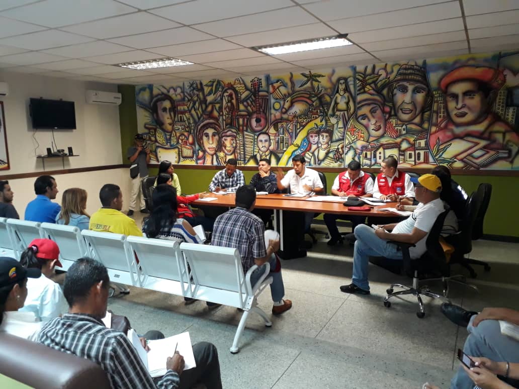 InttValera's tweet photo. Coordinación INTT Edo Trujillo,Valera, Trujillo y Boconó, en reunión del Organo Superior del Transporte y Alcaldes, Poder Popular y Transportistas,Organos de Seguridad y Poder Popular. temas:cumplimiento de tarifas y asignación de insumos.@INTToficial @JCarDuque @tupamarohipolit https://t.co/lFwXFebQFz