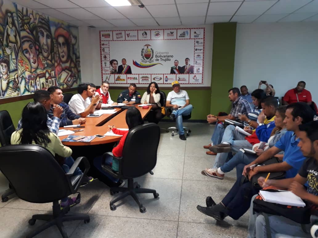 InttValera's tweet photo. Coordinación INTT Edo Trujillo,Valera, Trujillo y Boconó, en reunión del Organo Superior del Transporte y Alcaldes, Poder Popular y Transportistas,Organos de Seguridad y Poder Popular. temas:cumplimiento de tarifas y asignación de insumos.@INTToficial @JCarDuque @tupamarohipolit https://t.co/lFwXFebQFz