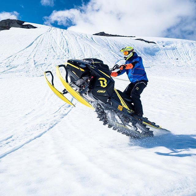 simovilhunen's tweet photo. I’ll just put this one here to wrap up the sled stuff for now, and to remind myself I did something else besides just fall in slomo 😅 I wouldn’t mind doing this again. #braaap Photo: @danrogers83 @lynx_snowmobiles #lynxroadtrip #lynxtribe https://t.co/X3xHgWYruh https://t.co/hUfY7JLIHt
