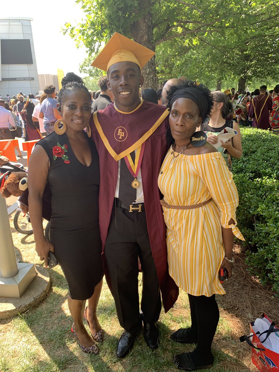 Asvq_Txm's tweet photo. As a Black Young Man I was determined to make society feel this oneππΎπ¨πΎβπ Iβm up now #Blackgraduates #2k19Graduate #Graduation #blackgrad https://t.co/TsGtG6328G