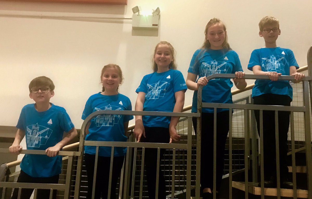 Pump o blant Ysgol Y Berllan Deg yn edrych ymlaen i yfory a perfformio yn sioe gynradd Troi Heddiw Yn Ddoe #Urdd2019 <a href="/EisteddfodUrdd/">Eisteddfod yr Urdd a’r Celfyddydau</a>