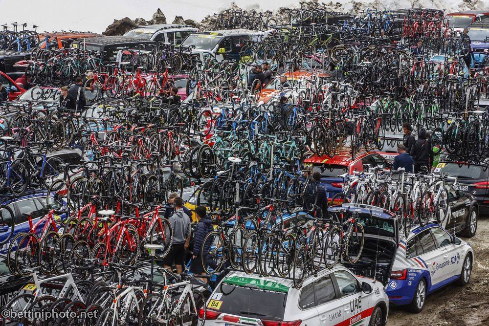 RenaudB31's tweet photo. #Giro 🇮🇹 / Arriverez-vous à compter tous les vélos sur cette photo ? 

C'était lors de l'étape 13, au Ceresole Reale.

(📷 : Bettini Photo) https://t.co/2SJ92YH3DH
