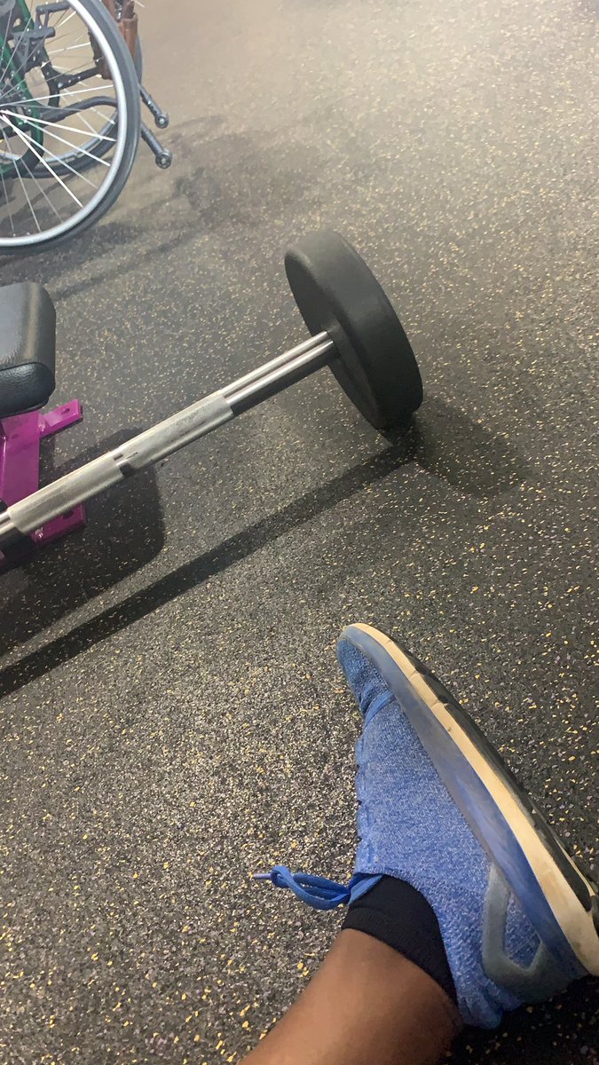 CoachJohnson93's tweet image. #CoachesStayFit getting it in before all this good food and sunshine. Week 4 leg day.