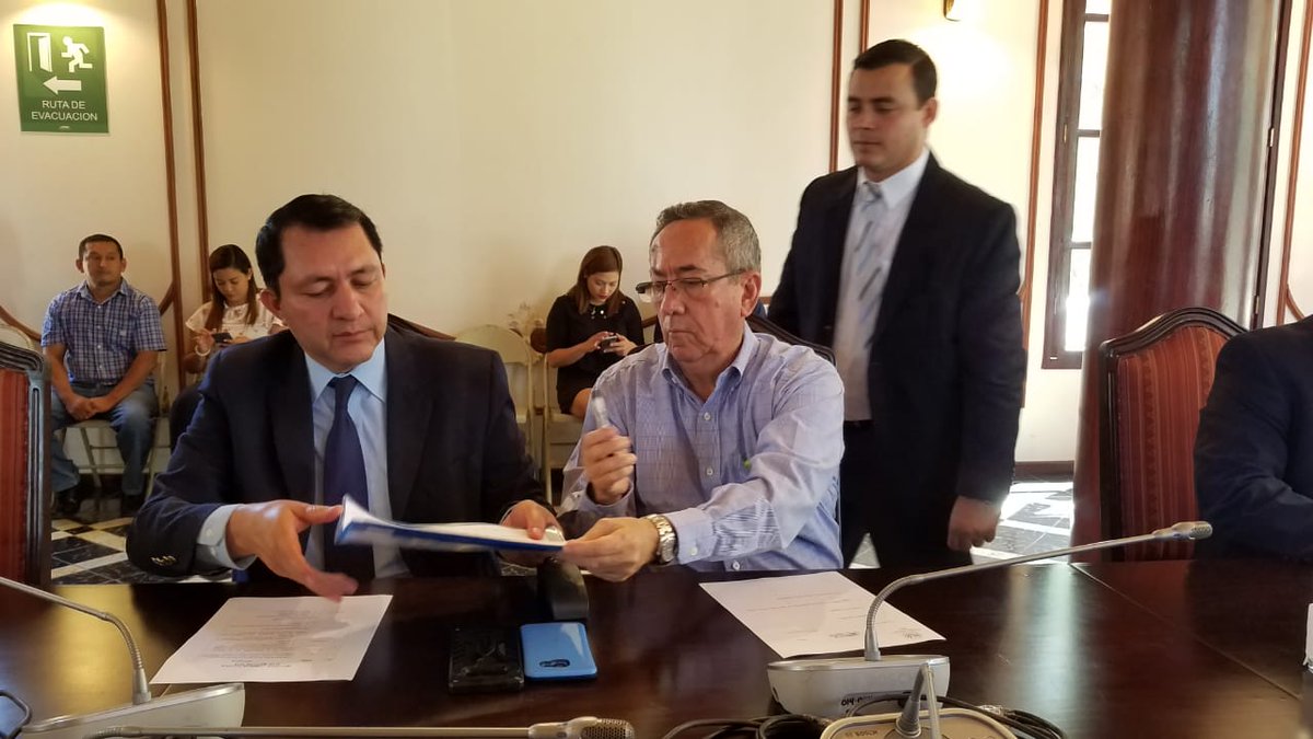 marioponcesv's tweet photo. Mario Ponce y @RobertoApcn , diputados del @PCN_Oficial , en sesión trabajo comisión subcomisión de @AsambleaSV que estudia fallo de @SalaCnalSV sobre ley de amnistía. https://t.co/wLIgTlQCV6