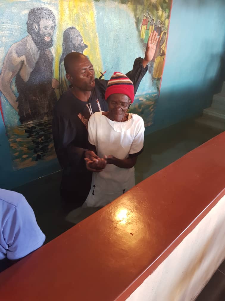 day_fountain's tweet photo. @MpopomaC ,@advmission ,@adventistchurch,@AdventArchives,@adventistnews,@ZacaUnion,@ProsperNdlovu,@PaddonhurstSDA ..This grany DAYNA NDLOVU @ 87 was the oldeest among the 42 candidates we baptised,she said YES to Jesus in her old age,its never late. https://t.co/S57p4Expp3