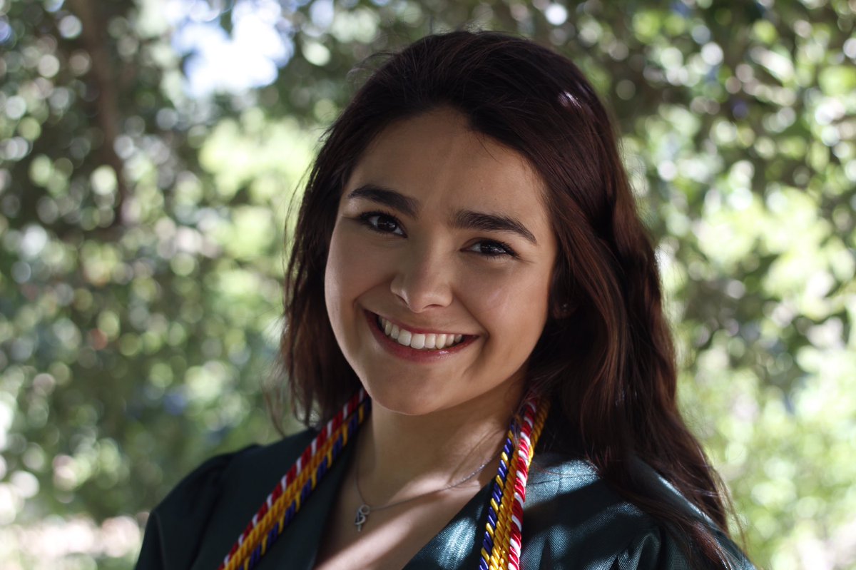 andiemartinez14's tweet image. 12 years turned into 11 days real quick👩🏽‍🎓 #seniormonday