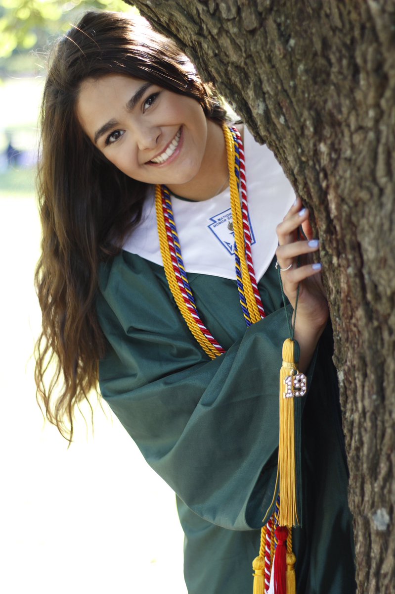 andiemartinez14's tweet image. 12 years turned into 11 days real quick👩🏽‍🎓 #seniormonday